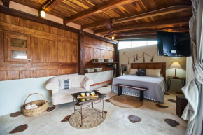 HOMEY AND ROMANTIC rooftop cabin wit pool